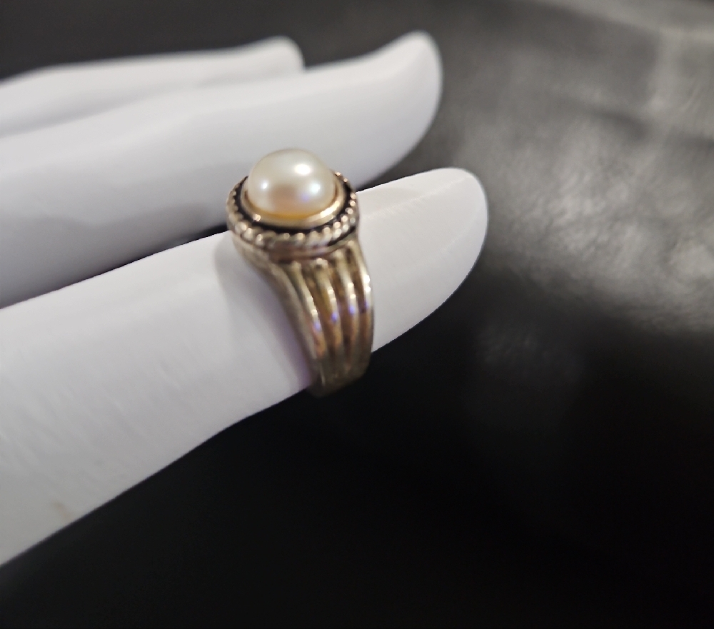 Genuine Pearl Ring in Silver Setting - Picture 3 of 10